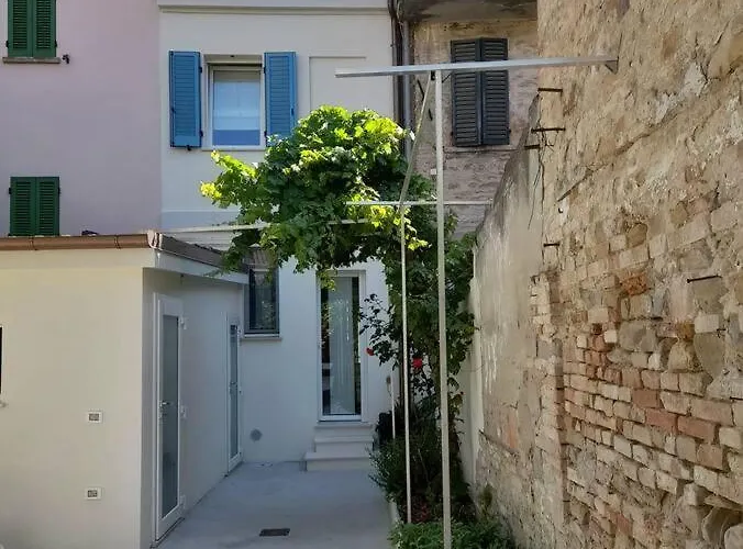 Casacciuga, Luminosa E Centrale Casa Con Giardino